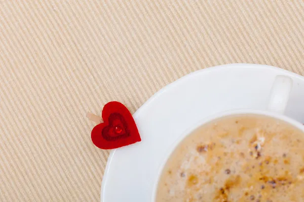 Λευκό φλιτζάνι καφέ ζεστό ρόφημα και το σύμβολο της καρδιάς αγάπη Ημέρα του Αγίου Βαλεντίνου — Φωτογραφία Αρχείου