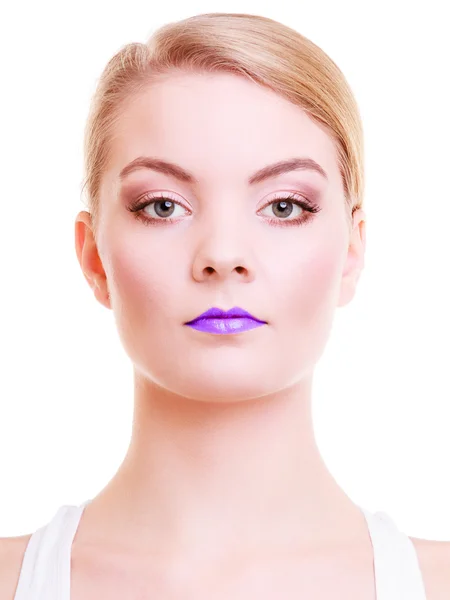 Portrét žena krásná blondýnka s fialovými rty. kreativní make-up. — Stock fotografie