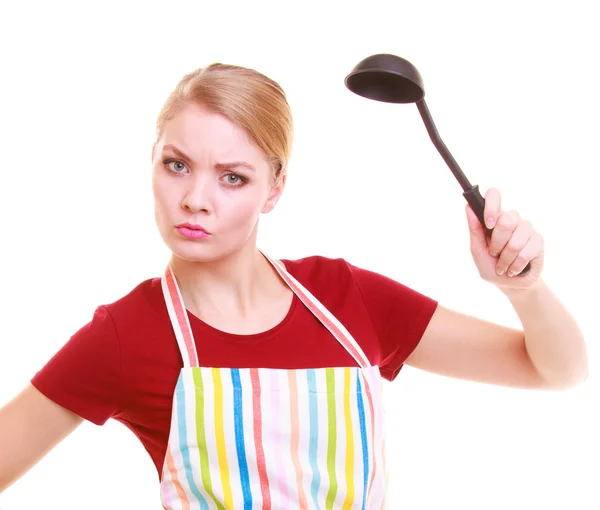 Ibu rumah tangga lucu atau koki memasak dengan celemek dapur berwarna-warni dengan sendok — Stok Foto