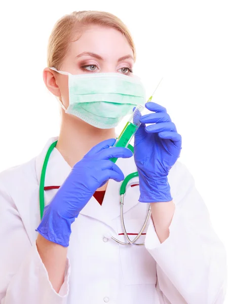 Mulher mascarada e casaco de laboratório. Enfermeira médica com seringa . — Fotografia de Stock