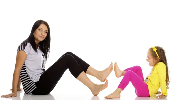 Gelukkig familie moeder spelen met haar dochter — Stockfoto