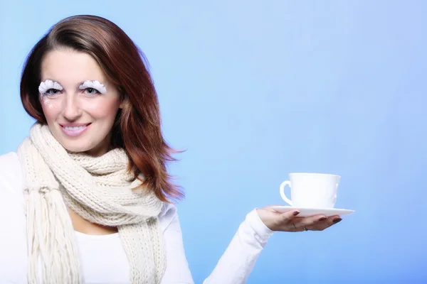 Mujer de maquillaje de invierno con taza de bebida caliente — Foto de Stock