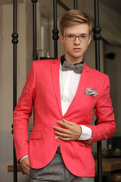 Joven guapo elegante hombre posando en interiores — Foto de Stock