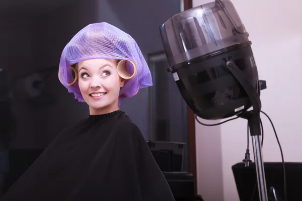 Linda loira menina cabelo rolos cabeleireiro salão de beleza — Fotografia de Stock