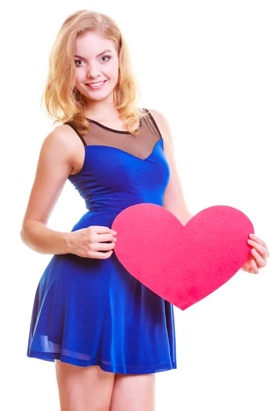 Rotes Herz. Liebessymbol. Frau mit Valentinstag-Symbol. — Stockfoto