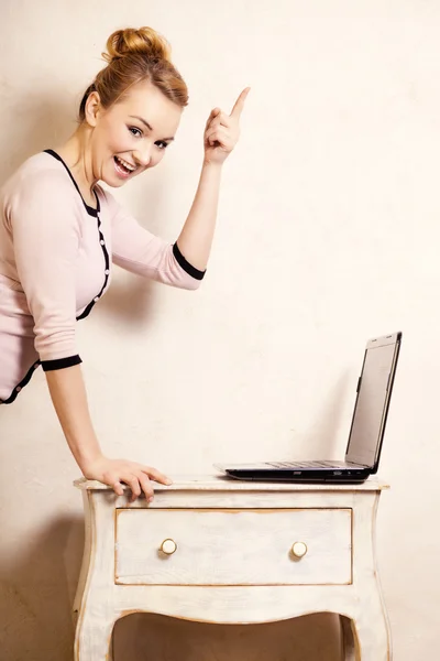 Zakenvrouw werkt op computer laptop — Stockfoto