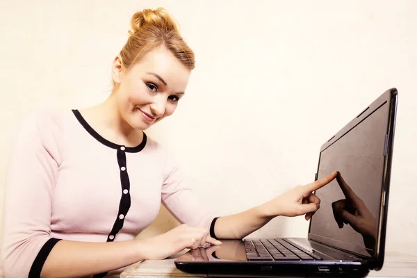Деловая женщина трогает экран компьютера ноутбука — стоковое фото