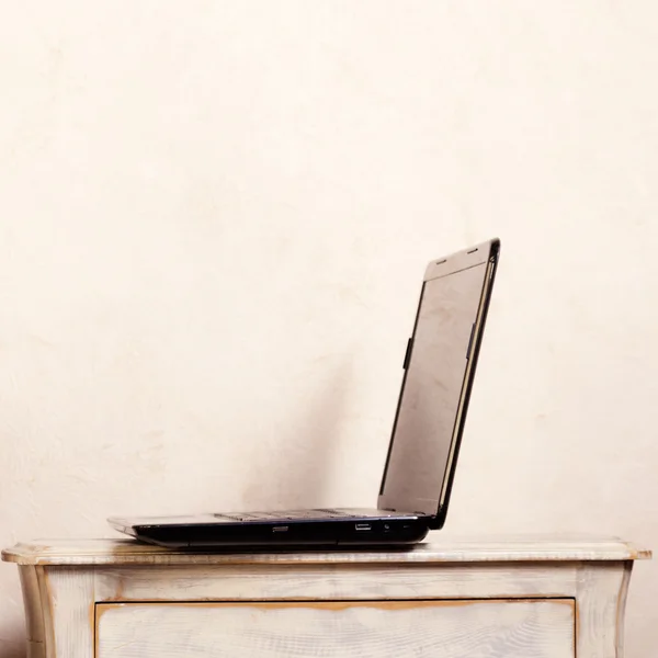 Eski masadaki iş bilgisayarı dizüstü bilgisayarı — Stok fotoğraf