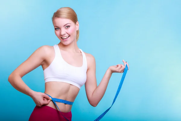 Diet. Fitness kvinna passar flicka med mått band mäta midjan — Stockfoto