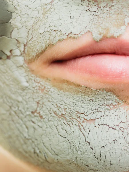 Péče o pleť. Žena v hliněné bahenní masce na obličeji. Krása. — Stock fotografie