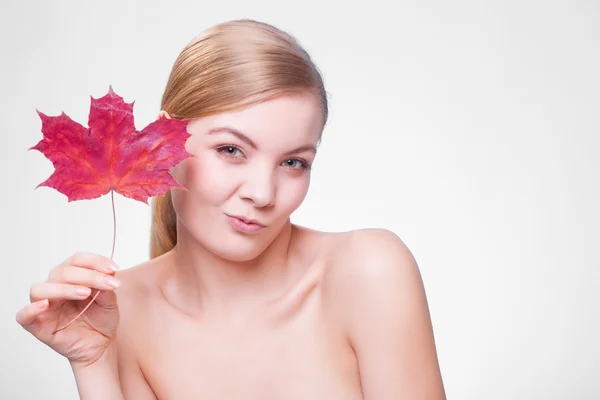 Retrato de chica joven con hoja de arce rojo . — Foto de Stock