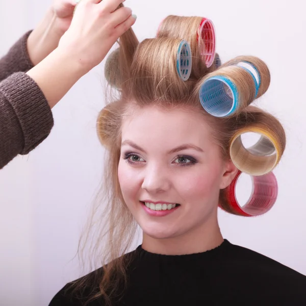 Hermosa chica rubia rizadores de pelo rodillos peluquería salón de belleza —  Fotos de Stock