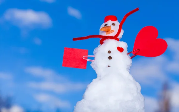 Little Happy Christmas Snowman Red tarjeta de papel corazón al aire libre. Invierno . —  Fotos de Stock
