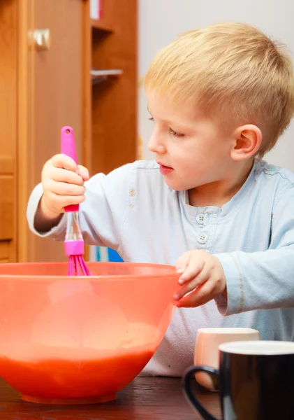 少年ベーキング ケーキ。ワイヤー泡立て器で生地を破っての子です。キッチン. — ストック写真