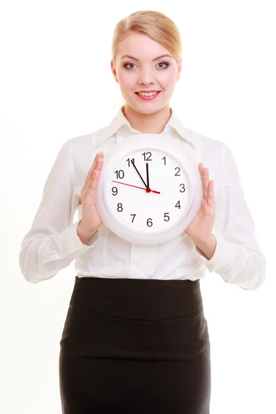Portrait femme d'affaires montrant horloge. Temps pour la femme dans les affaires — Photo