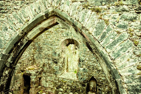 Detalle de arquitectura. Arco de piedra vieja en la fortaleza o la pared de la iglesia — Foto de Stock