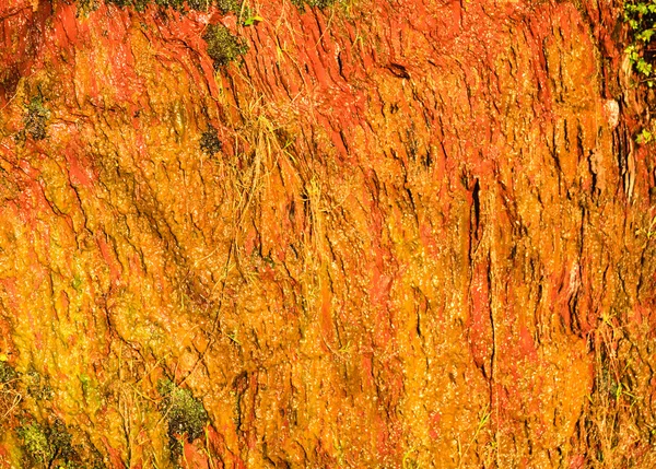 Sfondo di pietra bagnata arancione struttura della parete esterna — Foto Stock