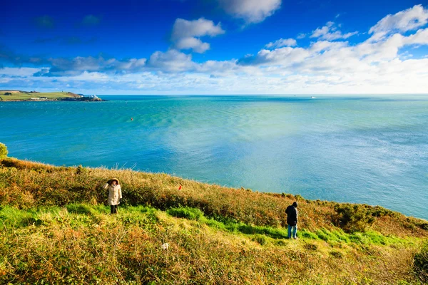 Irische Landschaft. Küste Atlantikküste Grafschaft Kork, Irland. Frau zu Fuß — Stockfoto