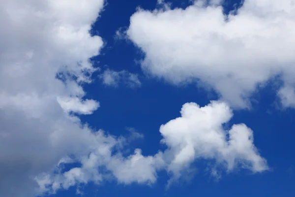 Cerul albastru cu nori — Fotografie, imagine de stoc