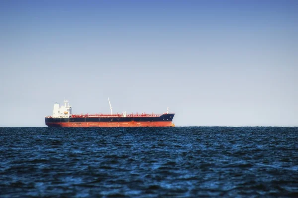 Frachtschiff in stillem Wasser in der Nähe des Hafens von Danzig, Polen. — Stockfoto