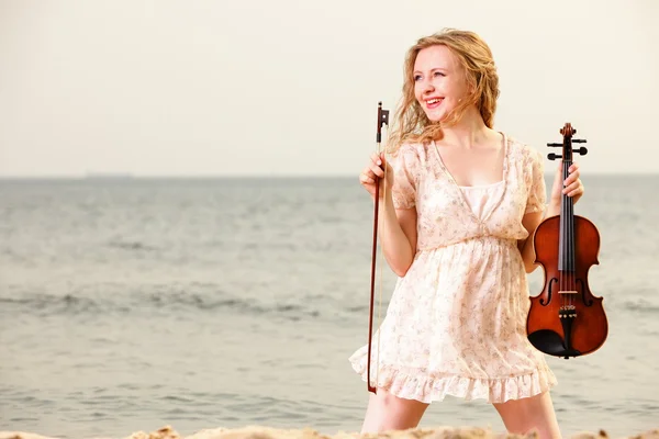 Das blonde Mädchen mit einer Geige im Freien — Stockfoto