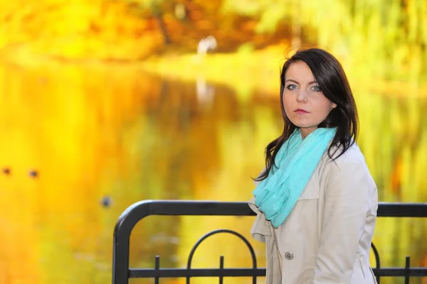 Young girl relaxing in autumnal park. — Stock Photo, Image