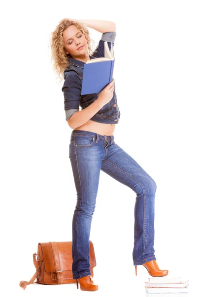 Menina estudante de comprimento total em livros de bolsa de jeans azul — Fotografia de Stock