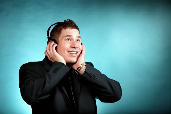 Joven con auriculares escuchando música — Foto de Stock