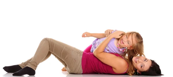 Moeder spelen met haar dochter — Stockfoto