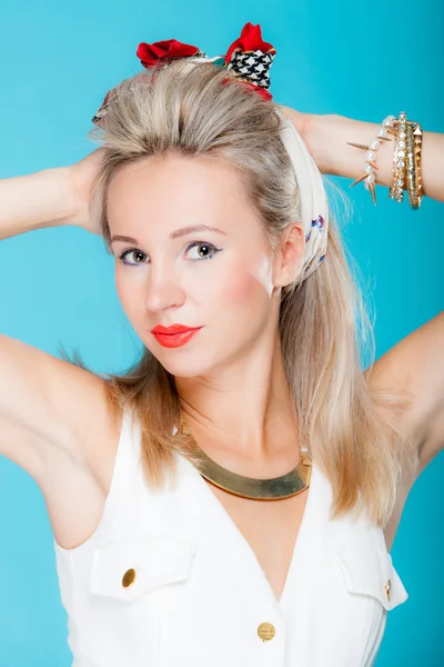 Porträt schöne blonde Pinup Mädchen Retro-Stil auf blau — Stockfoto