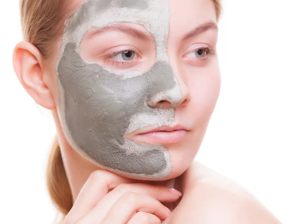 Φροντίδα δέρματος. Γυναίκα που φοράει πήλινη μάσκα στο πρόσωπο. Spa. — Φωτογραφία Αρχείου