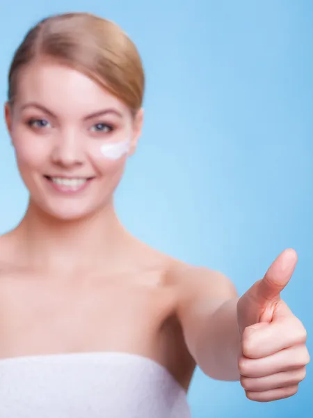 Cuidado com a pele. Menina aplicando creme hidratante. — Fotografia de Stock