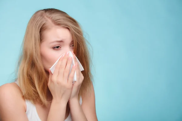 Allergia influenzale. Ragazza malata starnutisce nel tessuto. Sanità — Foto Stock