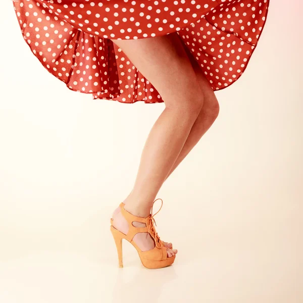 Pinup-Stil. sexy weibliche Beine im Tanz. — Stockfoto