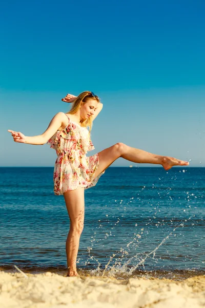 Menina se divertindo na costa do mar — Fotografia de Stock