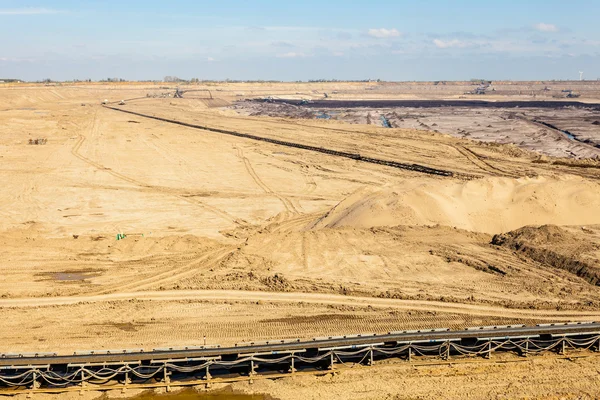 Mina de carvão marrom Opencast. Transportador de correia. — Fotografia de Stock