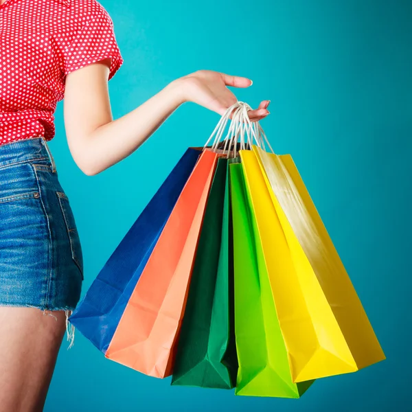 Sacos de compras coloridos na mão feminina. Venda a retalho — Fotografia de Stock