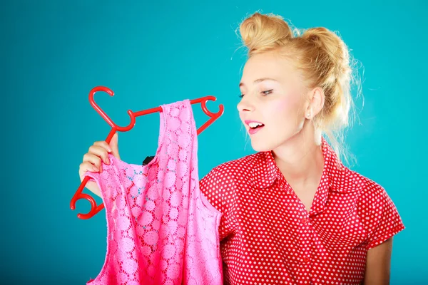 Pinup meisje kopen kleren roze jurk. verkoop detailhandel. — Stockfoto