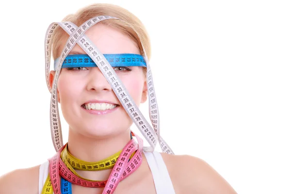 Besessene Fitness-Frau mit vielen bunten Maßbändern — Stockfoto