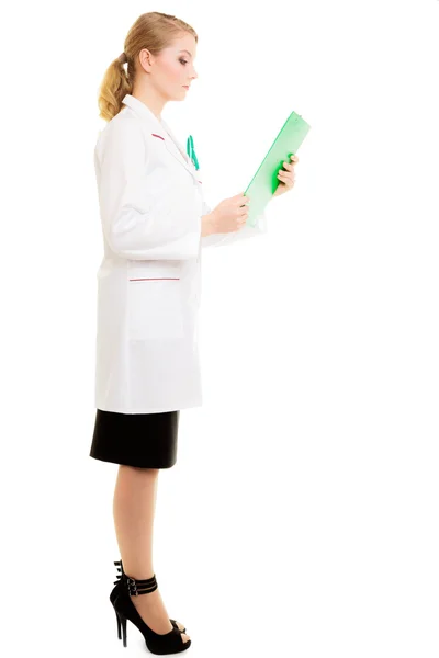 Doctora en bata de laboratorio con estetoscopio. Médico — Foto de Stock