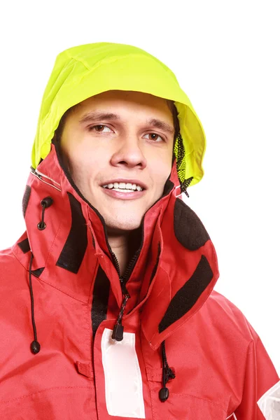 Jonge man zeeman in rode wind Jacket Men. zeilen. — Stockfoto