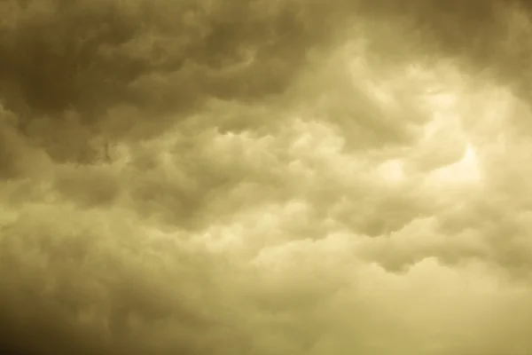 Paisaje nublado dramático. Nubes tormentosas en el cielo . — Foto de Stock