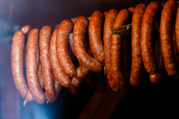 Gerookte sausuages in smokehouse. — Stockfoto