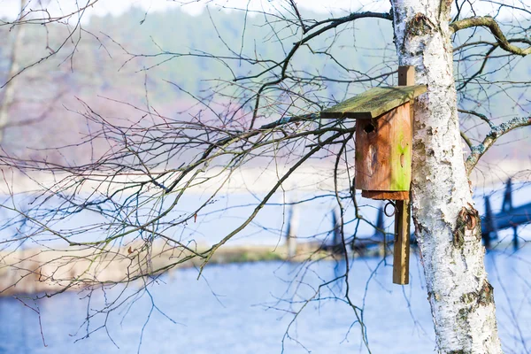 Ahşap iç içe kutu kuş evi açık ağaç üzerinde. — Stok fotoğraf
