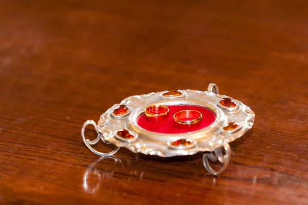 Detalles del evento. Dos anillos de boda dorados . —  Fotos de Stock