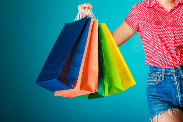 Sacos de compras coloridos na mão feminina . — Fotografia de Stock