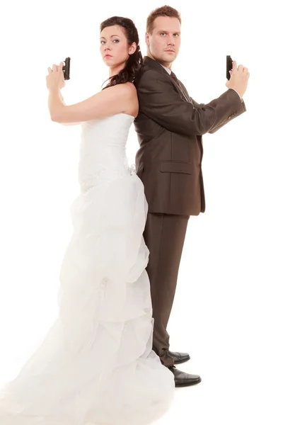 Bride and groom with handgun weapon — Stock Photo, Image