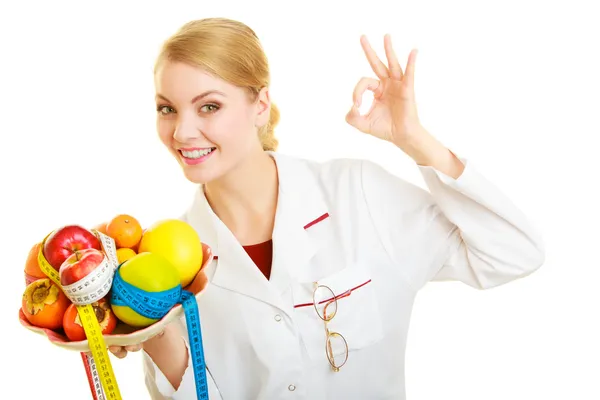 Medico dietista raccomandando cibo sano . — Foto Stock