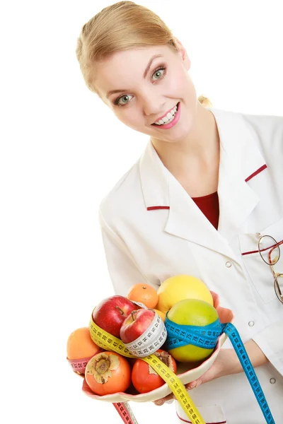 Arts diëtist aanbeveelt van gezond voedsel. — Stockfoto