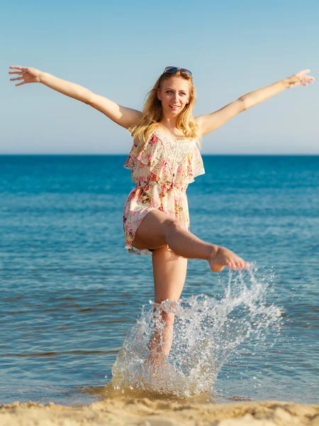 Meisje met plezier aan de kust van de zee — Stockfoto